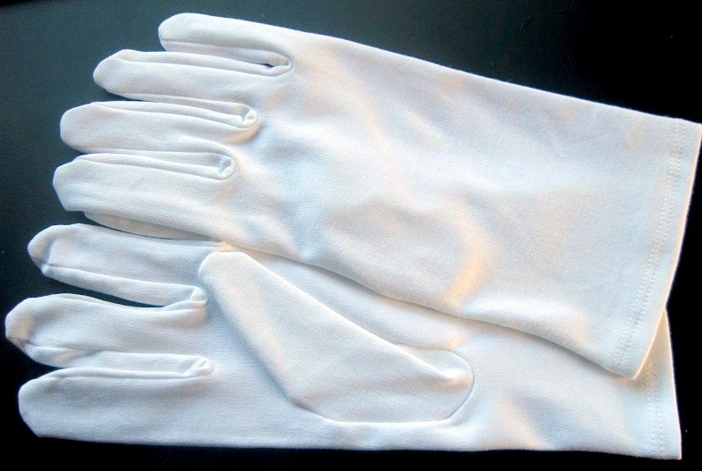Gants blancs de cérémonie de l'équipe de garde de la main plein