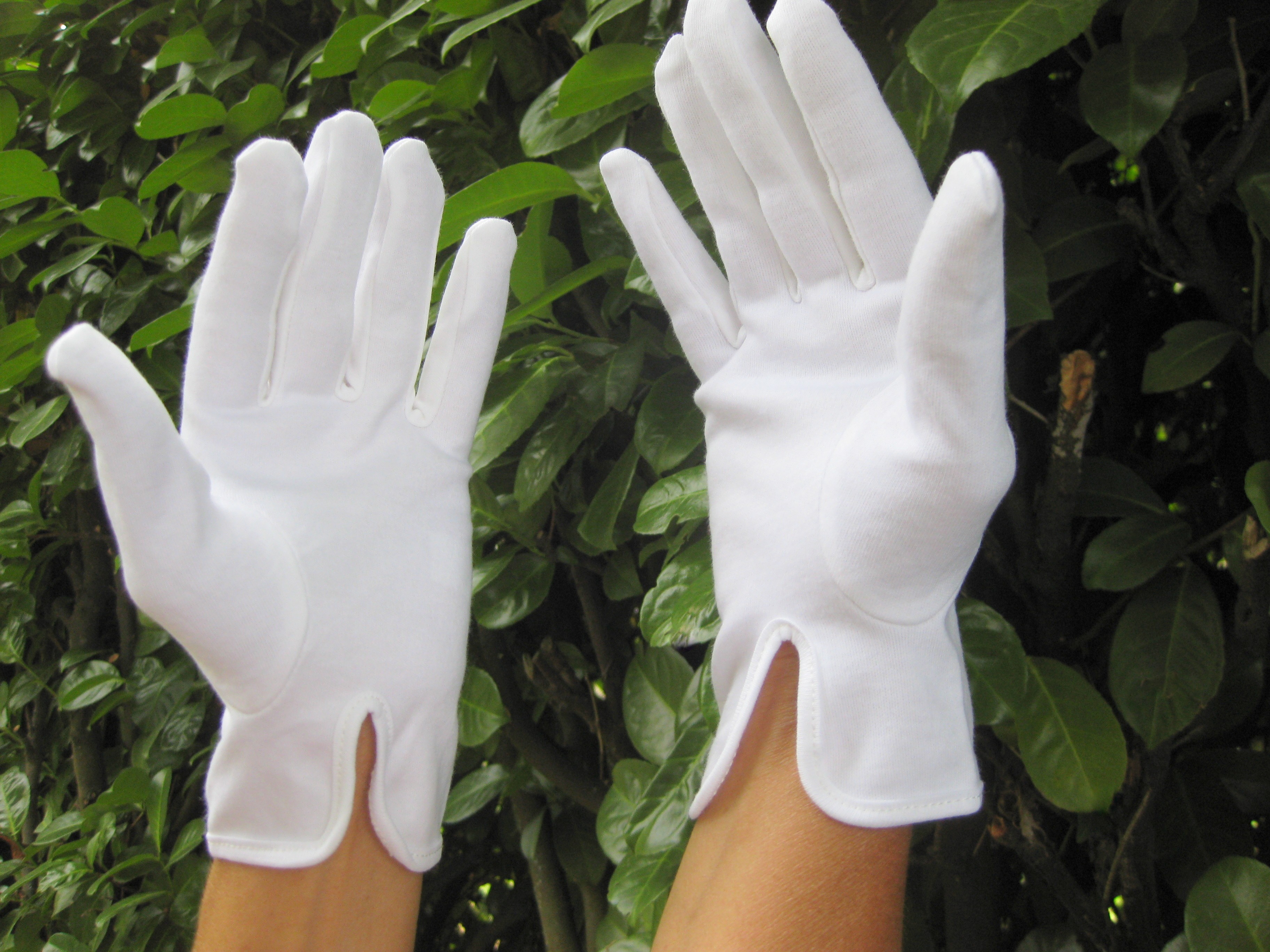 Gants blancs de parade ou de cérémonie en polyamide texturé, lourd