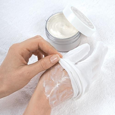 mains de manucure Maître dans blanc protecteur gants appliquer